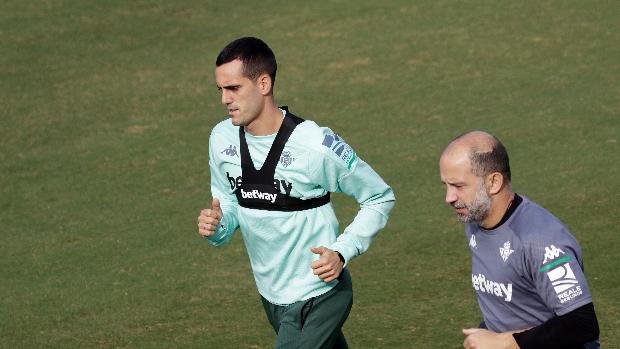 Juanmi se ejercita sobre el césped