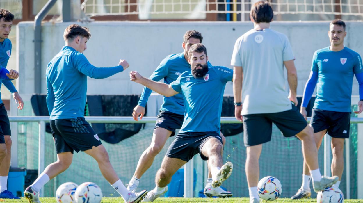 Villalibre, en un rondo durante el entrenamiento del Athletic Club