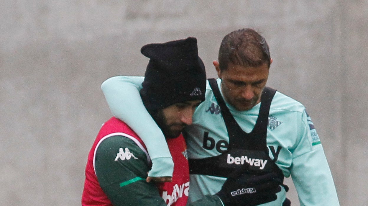 Fekir y Joaquín dialogan brevemente durante el entrenamiento de ayer