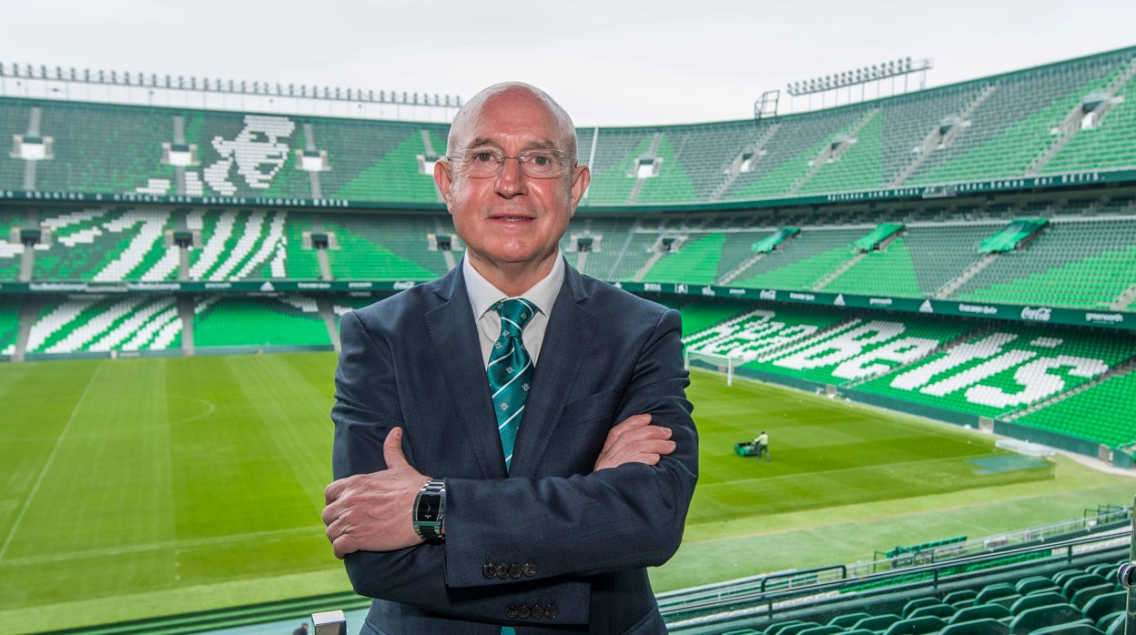 Lorenzo Serra Ferrer, posa para ABC en el estadio Benito Villamarín