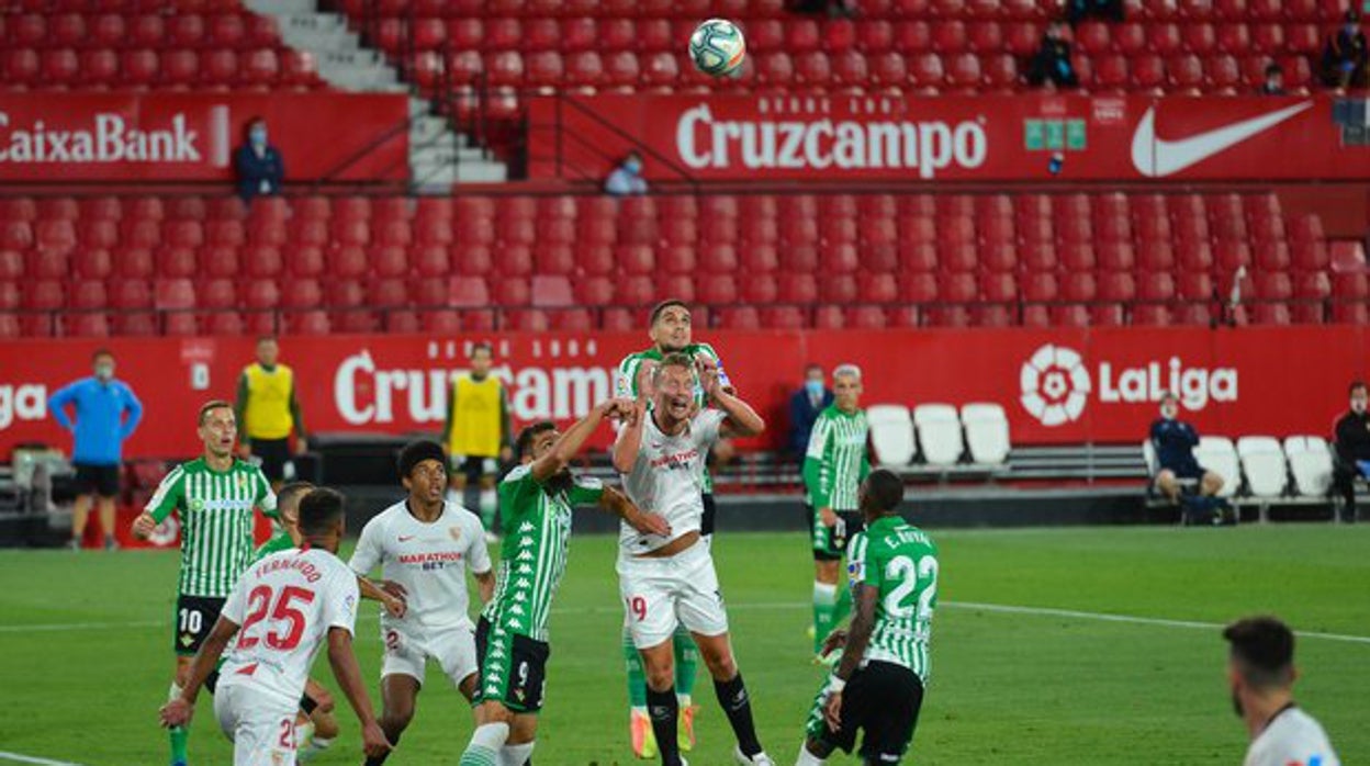 Fekir y Koundé pugnan por el balón durante el último Betis - Sevilla