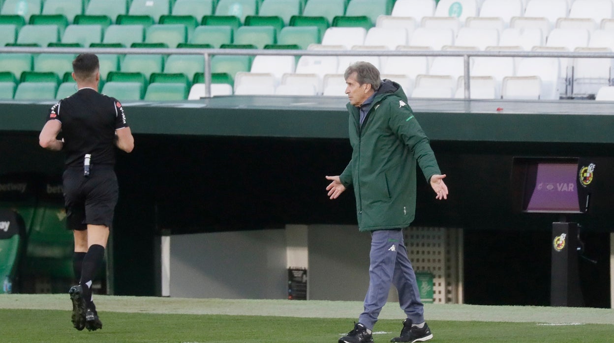 Pellegrini, en un lance del derbi Betis - Sevilla