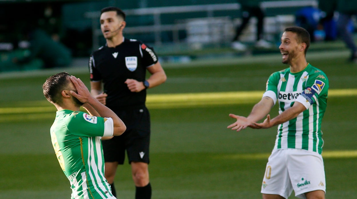 Fekir se lamenta ante Canales durante el derbi Betis - Sevilla