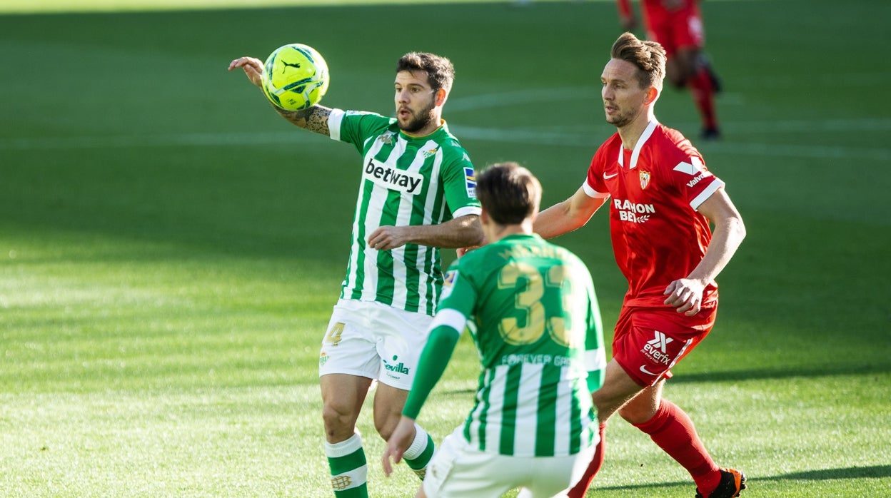 Aitor controla ante Miranda y De Jong durante el derbi Betis - Sevilla