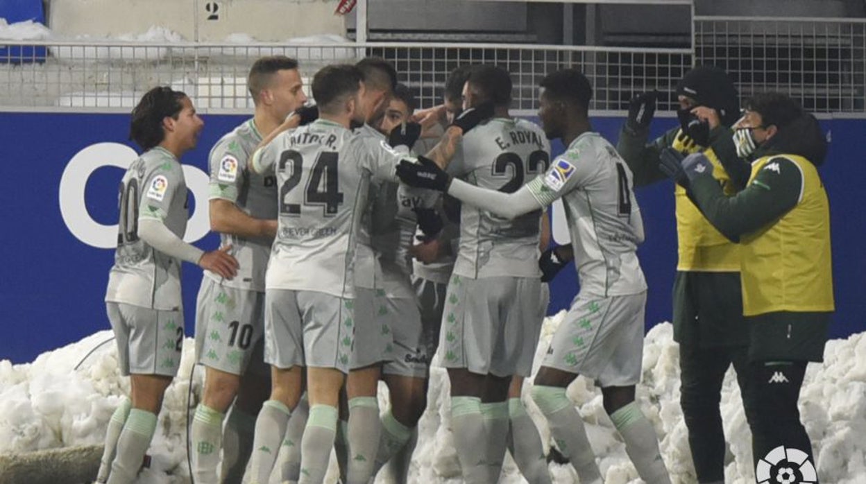 Los jugadores del Betis celebran el gol de Mandi para poner el 0-1 en El Alcoraz