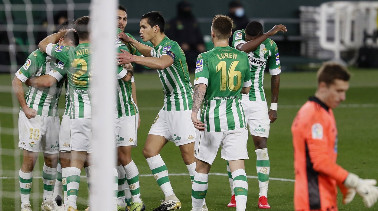 Los jugadores del Real Betis celebran uno de los tantos de Canales al Celta