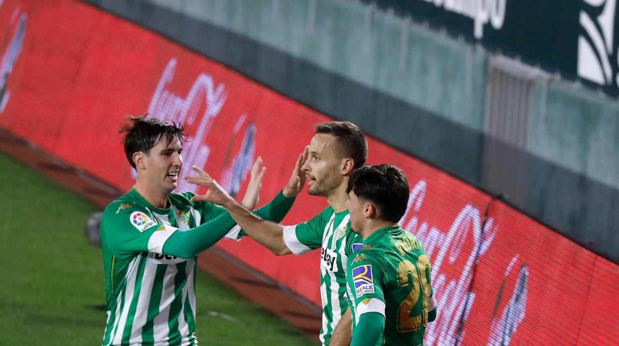 Miranda y Rodri celebran con Canales uno de sus goles