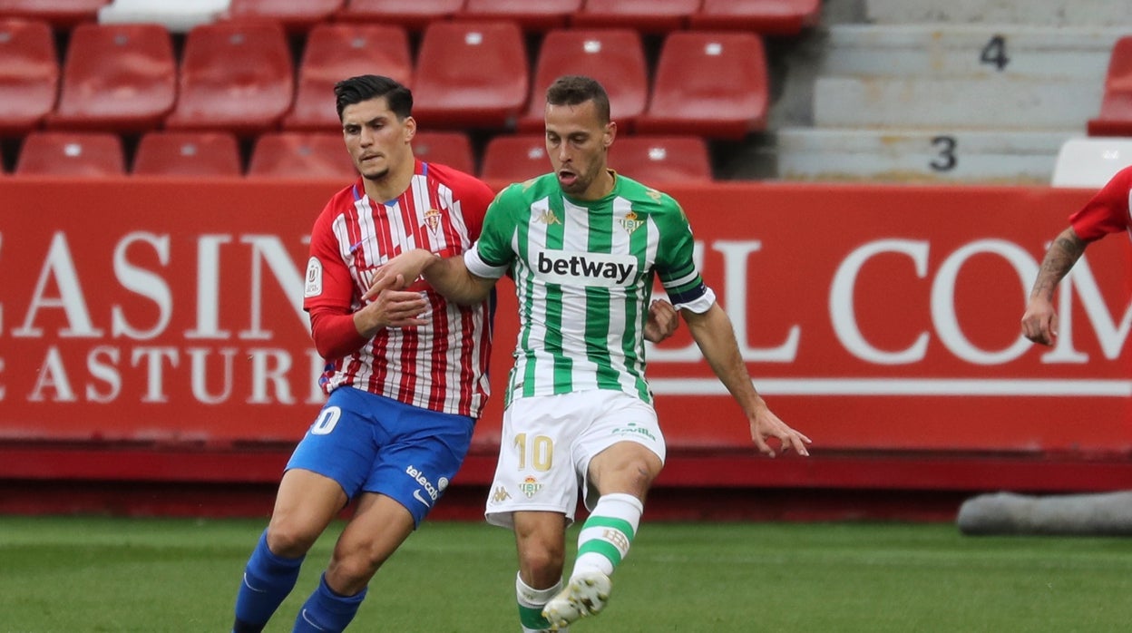 Canales disputa un balón con Cristian Salvador en el Sporting-Betis de la Copa del Rey