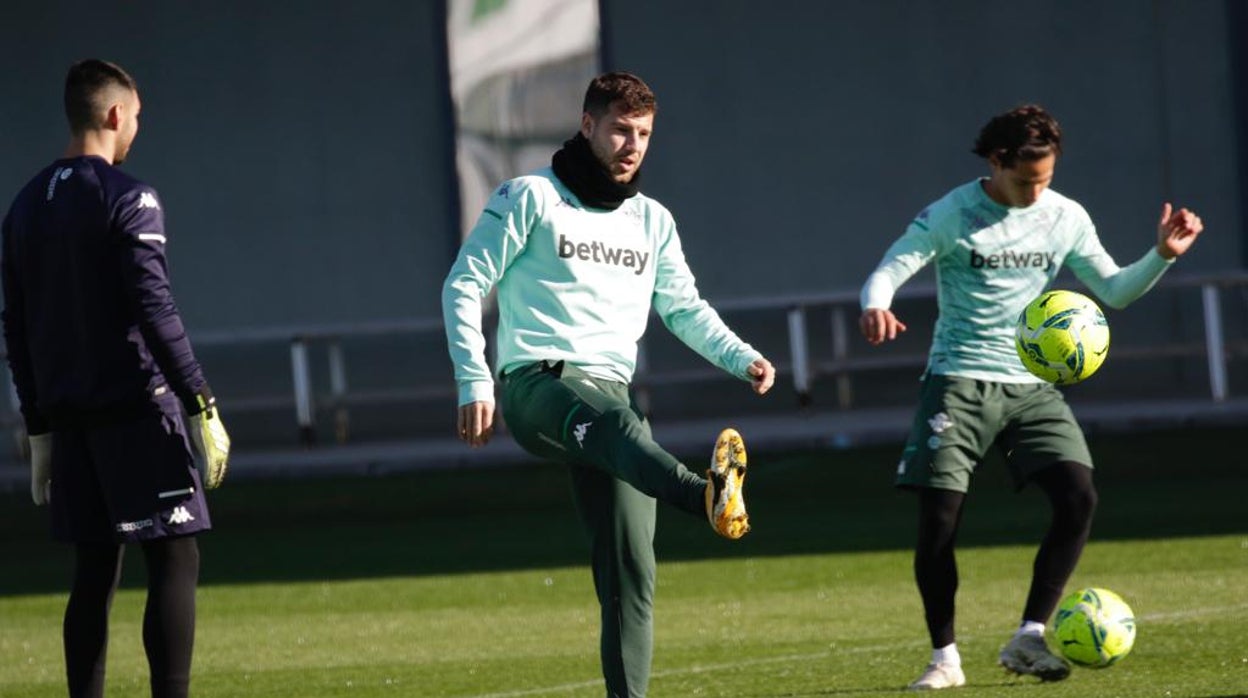 Aitor Ruibal durante un entrenamiento con el Real Betis