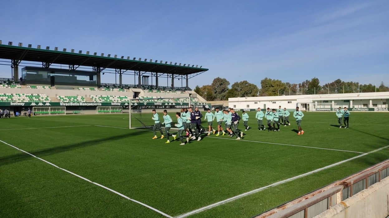Primeros ejercicios del Betis en la mañana de hoy