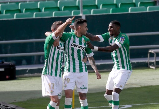 Sanabria es felicitado tras marcar en el Real Betis-Elche del pasado mes de noviembre