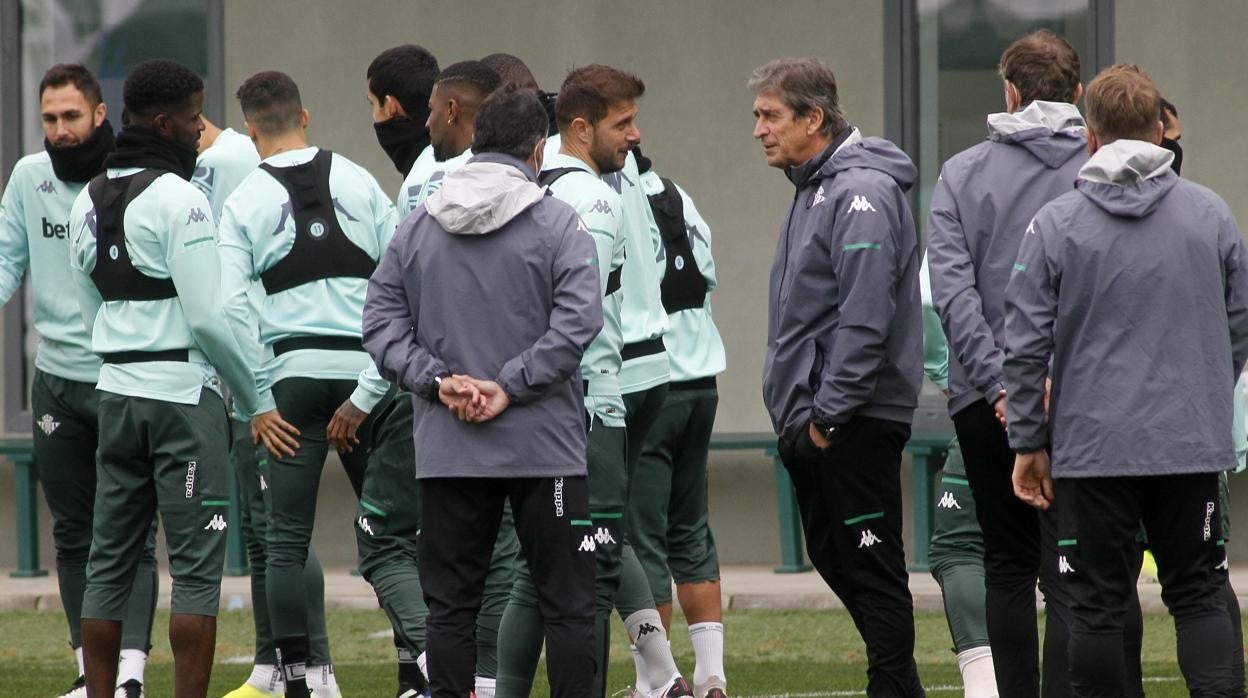 Pellegrini habla con Joaquín durante un entrenamiento