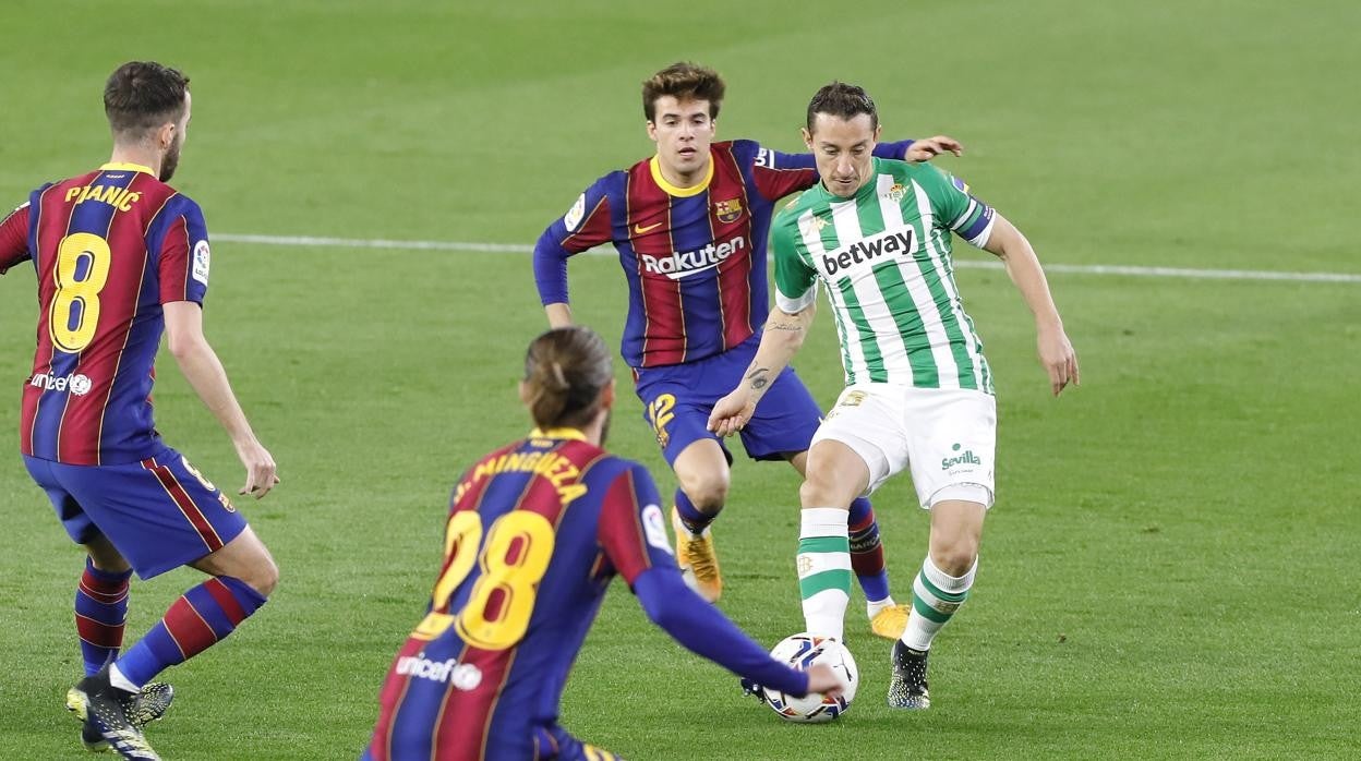 Borja Iglesias disputa el balón con Araujo Betis - Barcelona