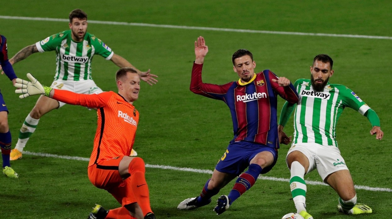 Borja Iglesias trata de rematar ante Lenglet y Ter Stegen en el Betis - Barcelona