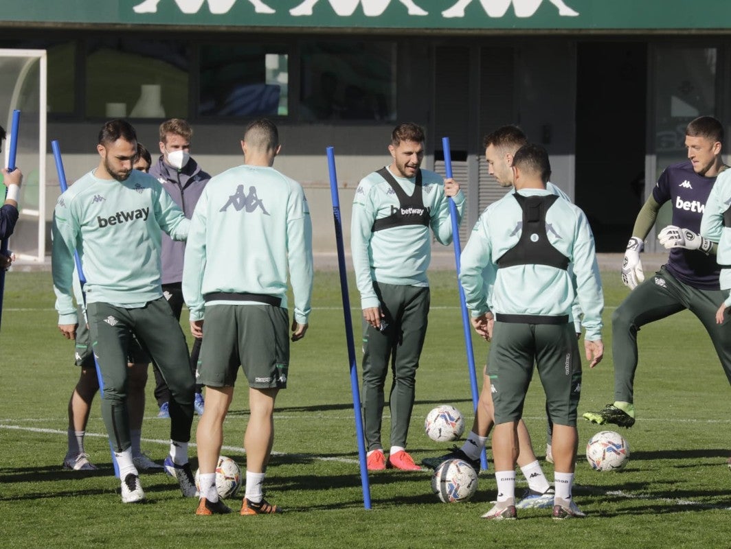 Los jugadores del Betis, entre ellos Víctor Ruiz, calientan esta mañana en la ciudad deportiva
