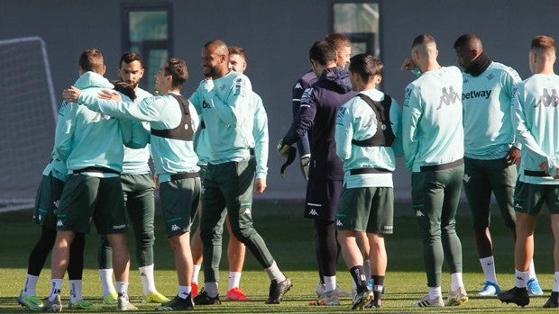 La plantilla felicita a Canales por su 30 cumpleaños