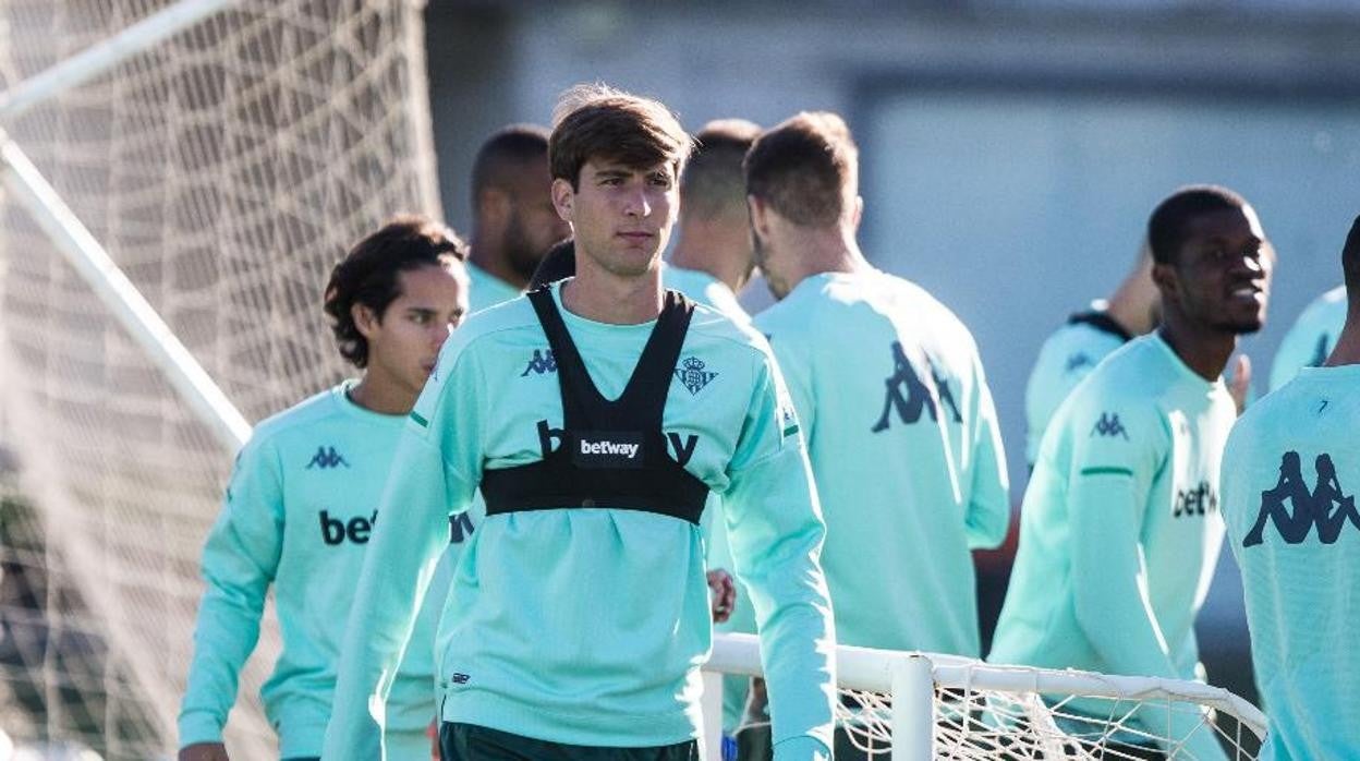 Juan Miranda, en un entrenamientos del Betis