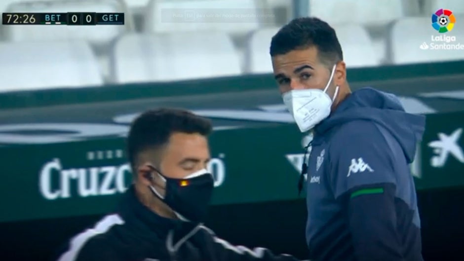 La expulsión de Fernando, entrenador adjunto del Betis, en vídeo