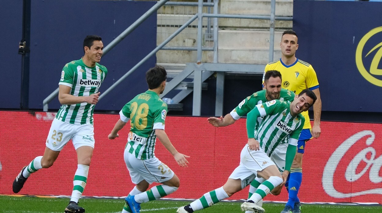 Juanmi corre a celebrar el 1-0 en el Betis - Cádiz