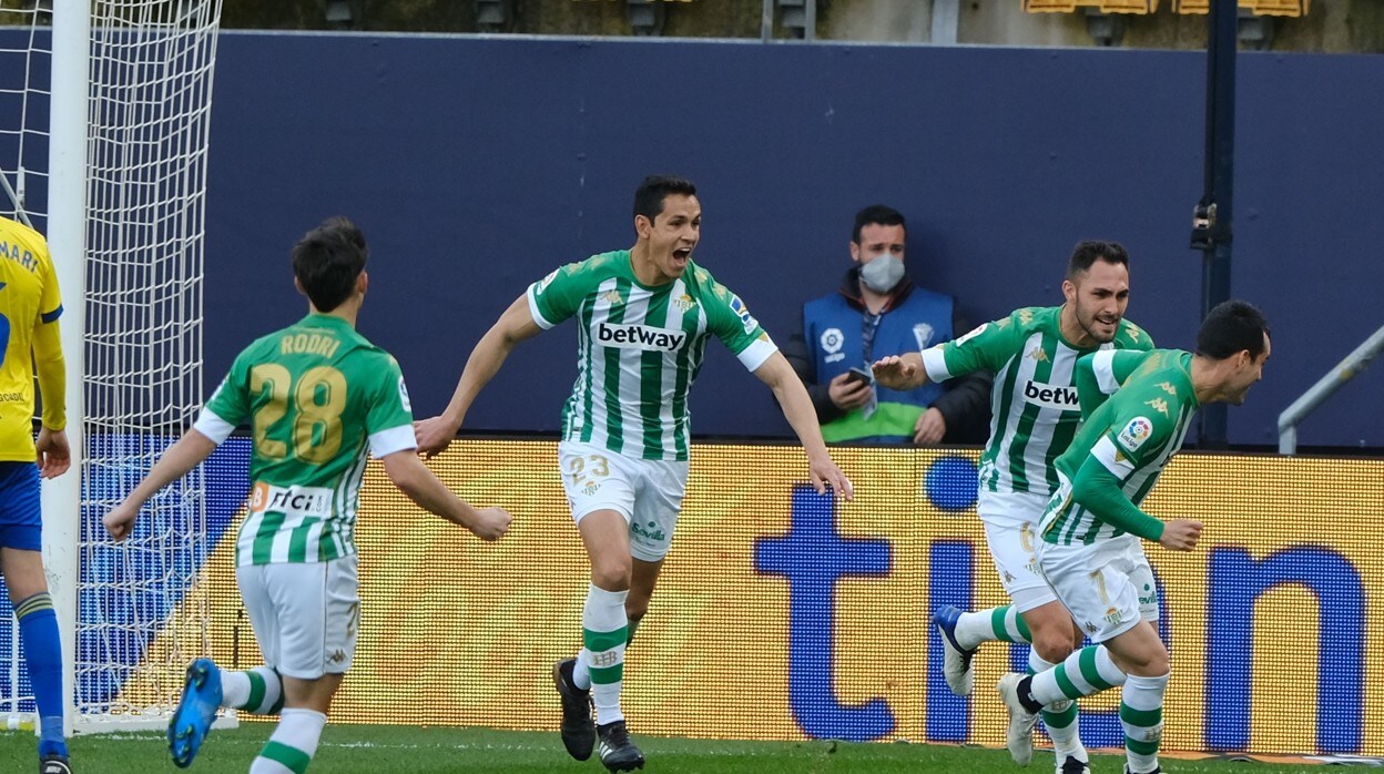 Los jugadores del Betis celebran el gol de Juanmi ante el Cádiz