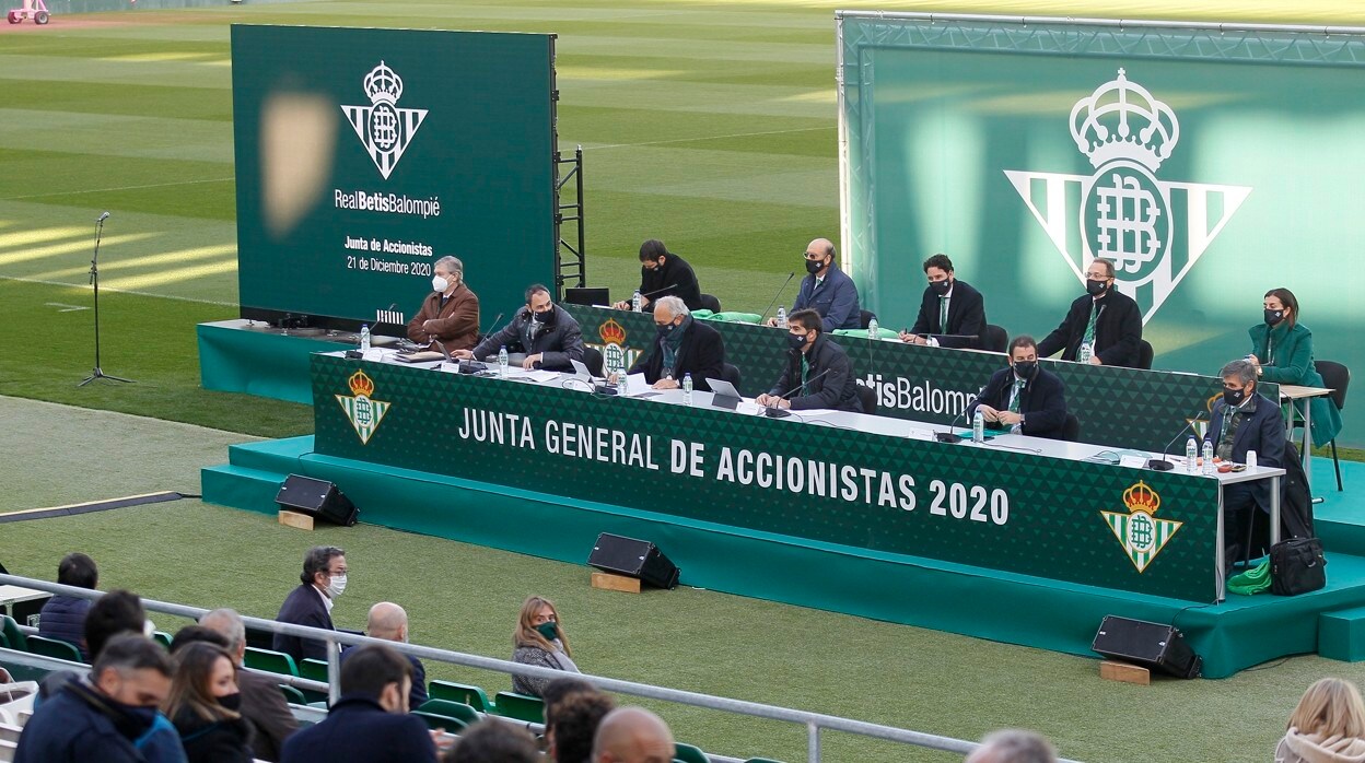 Mesa presidencial de la Junta General de Accionistas del Real Betis 2020