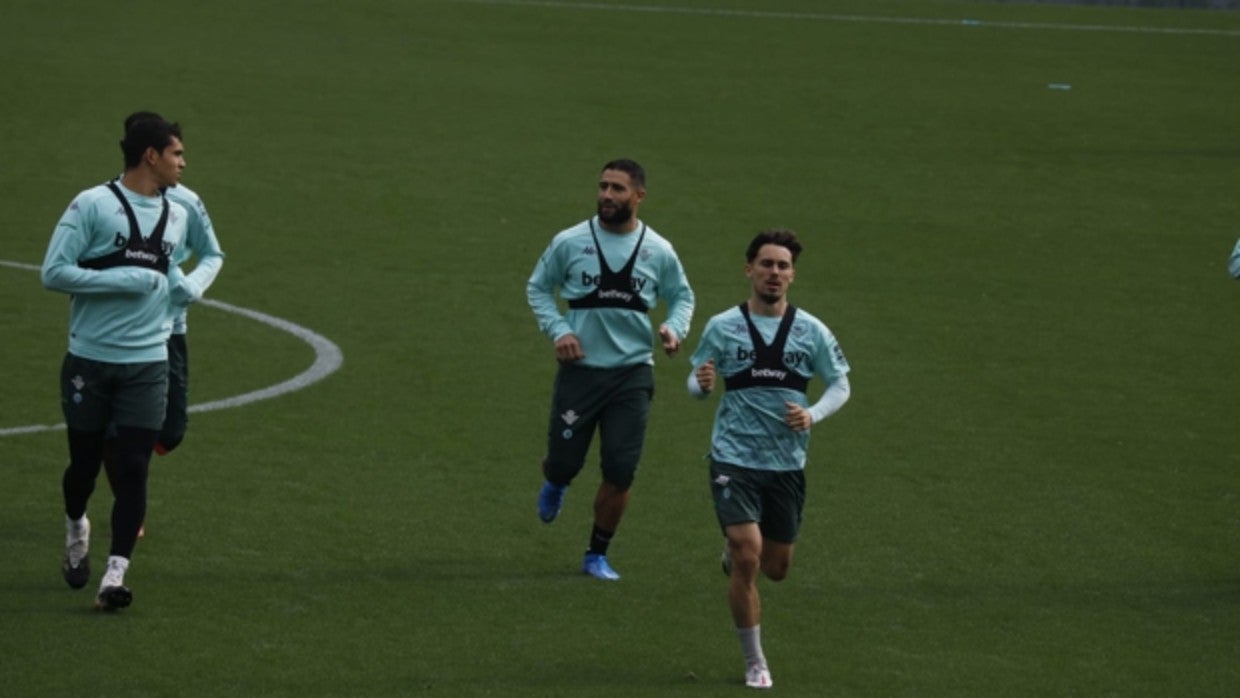 Mandi y Rodri flanquean a Fekir en el entrenamiento de esta mañana