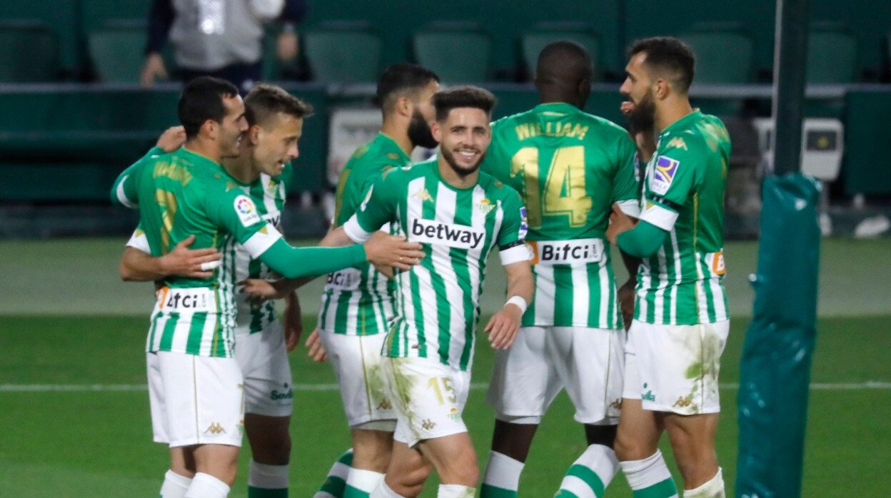 Los jugadores del Betis celebran el gol de Juanmi al Levante