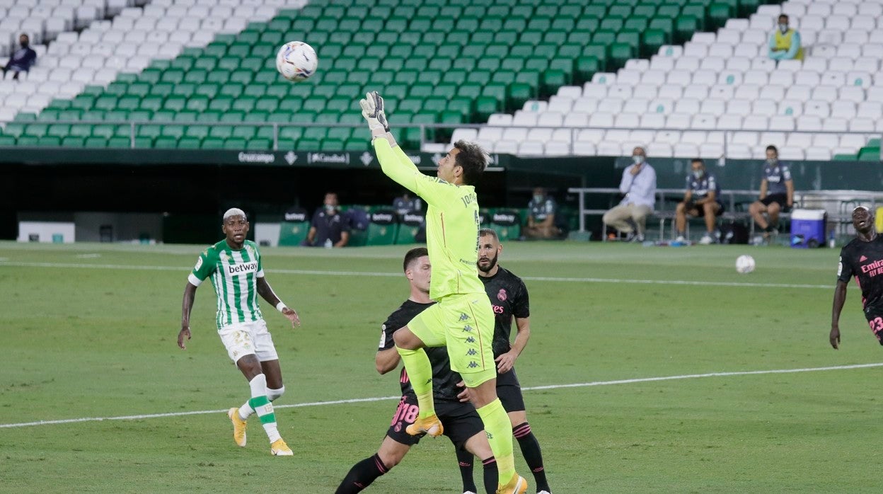Joel Robles atrapa un balón en el Betis - Real Madrid de la presente temporada jugado en el Benito Villamarín a puerta cerrada