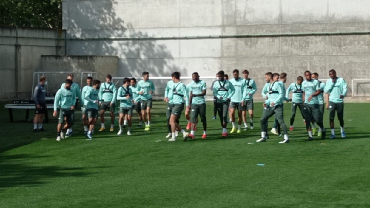 El Betis se ejercita en la ciudad deportiva