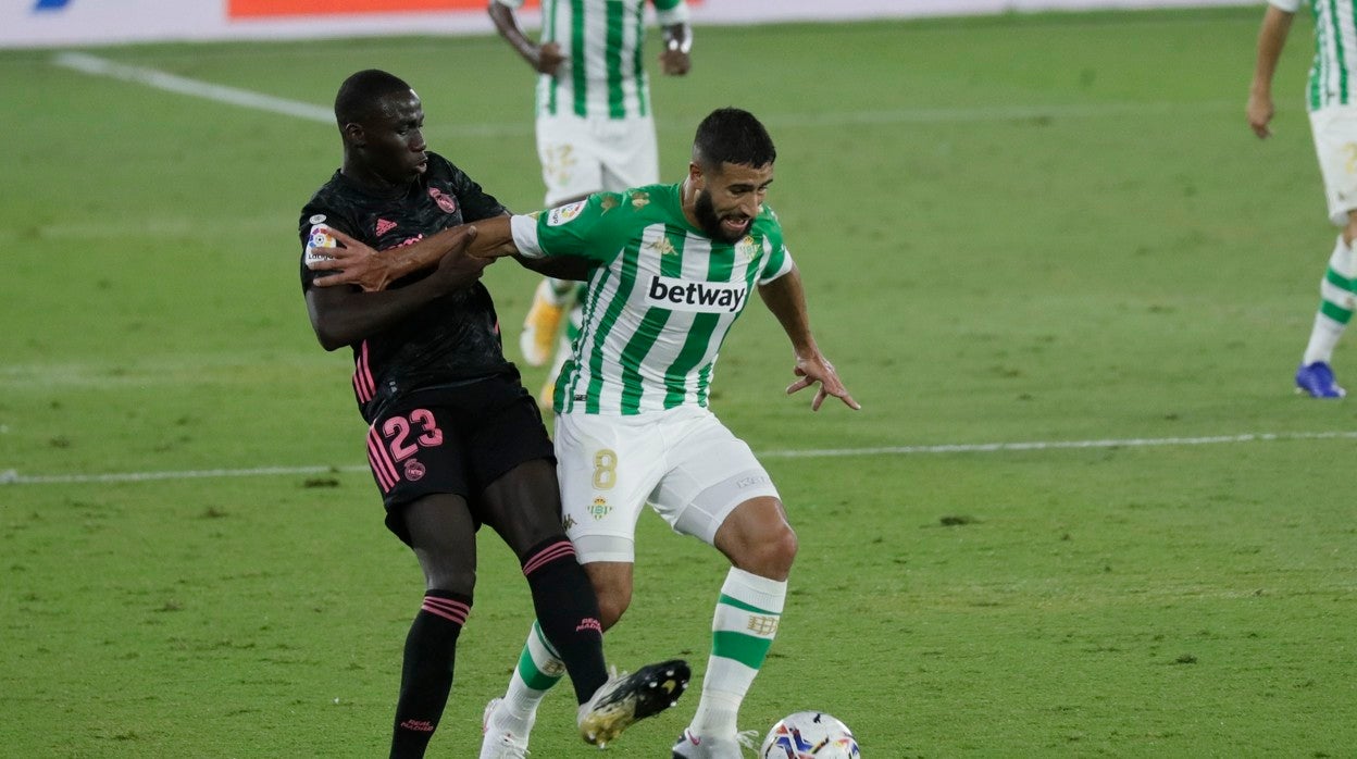 Fekir y Mendy disputan un balón en el Real Betis-Real Madrid jugado en septiembre de 2020