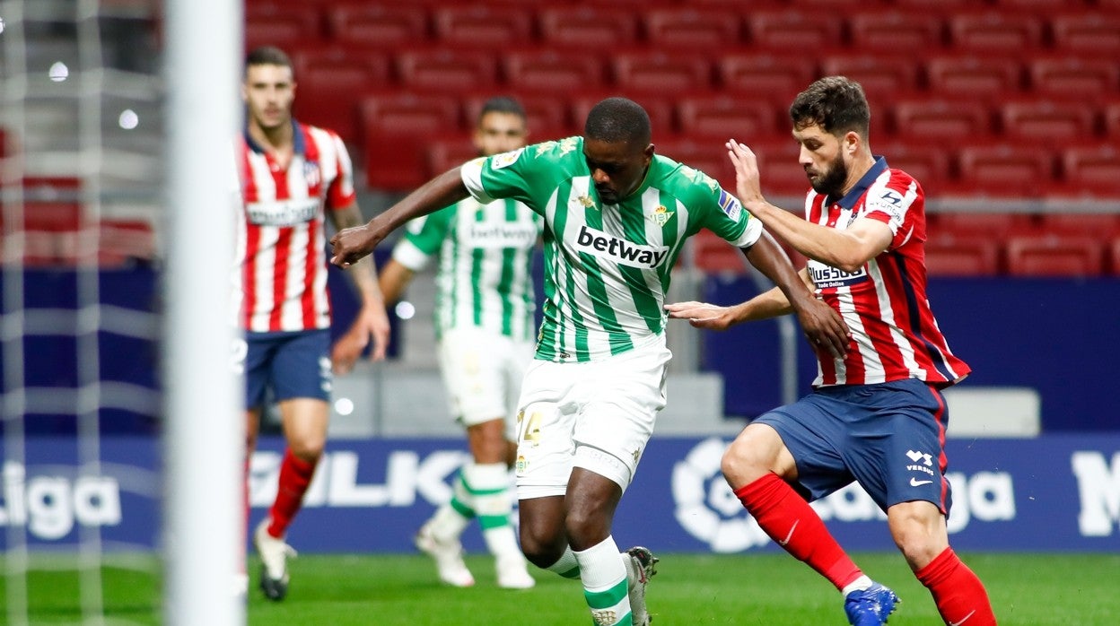 William disputa un balón con Felipe durante el Atlético-Betis de LaLiga 20-21