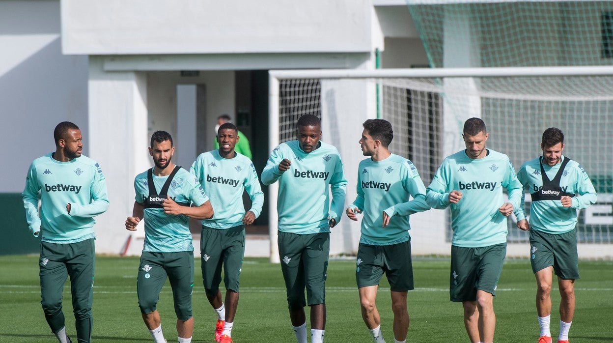 Varios jugadores del Betis, durante un entrenamiento