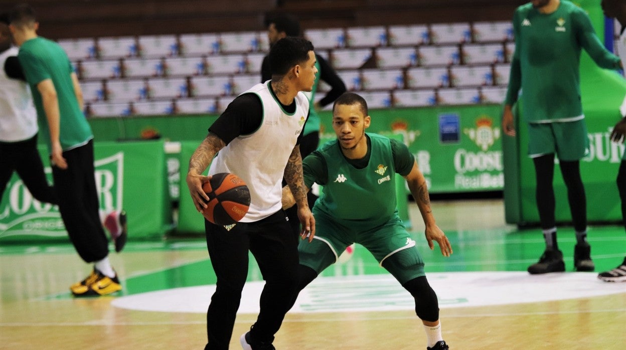 T. J. Campbell, defendido por Randle en un entrenamiento del Coosur Betis