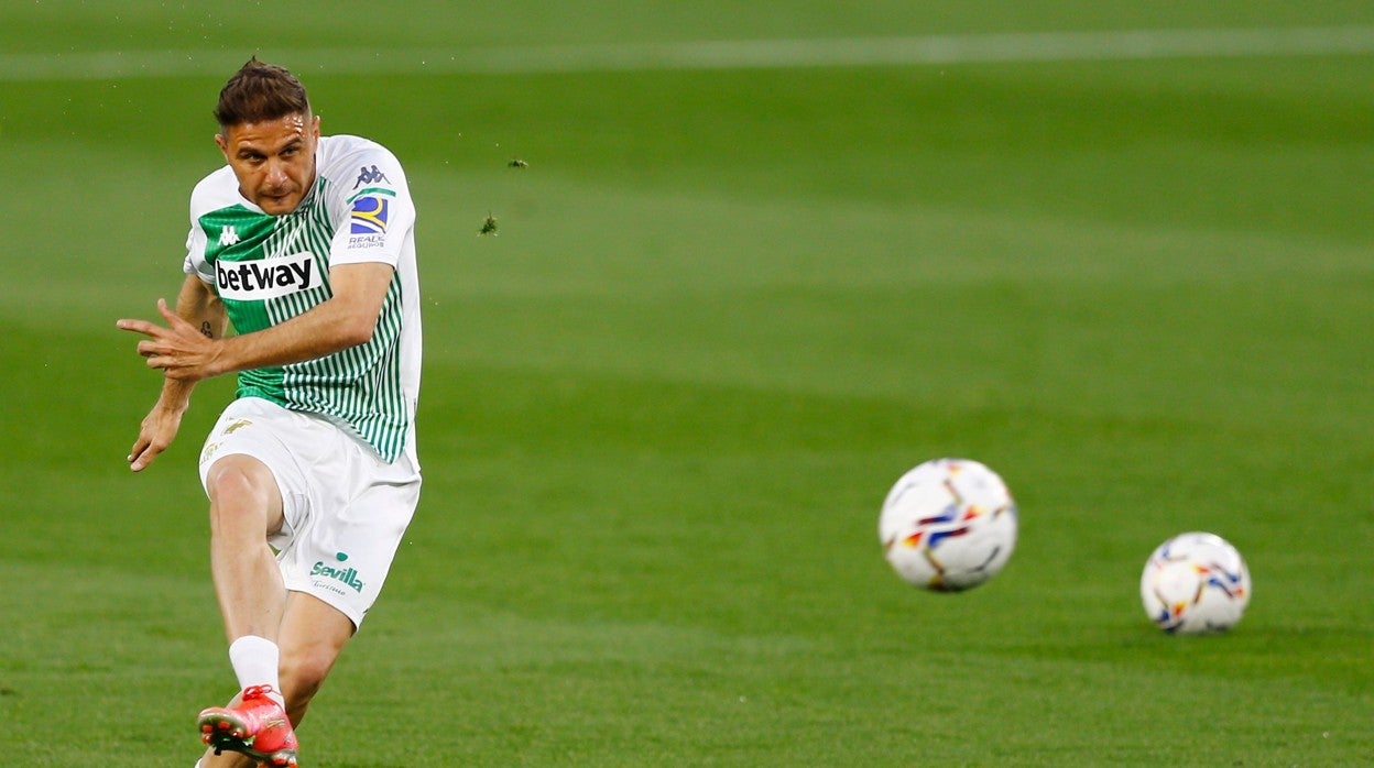 Joaquín dispara durante un calentamiento antes de un partido del Betis de esta temporada