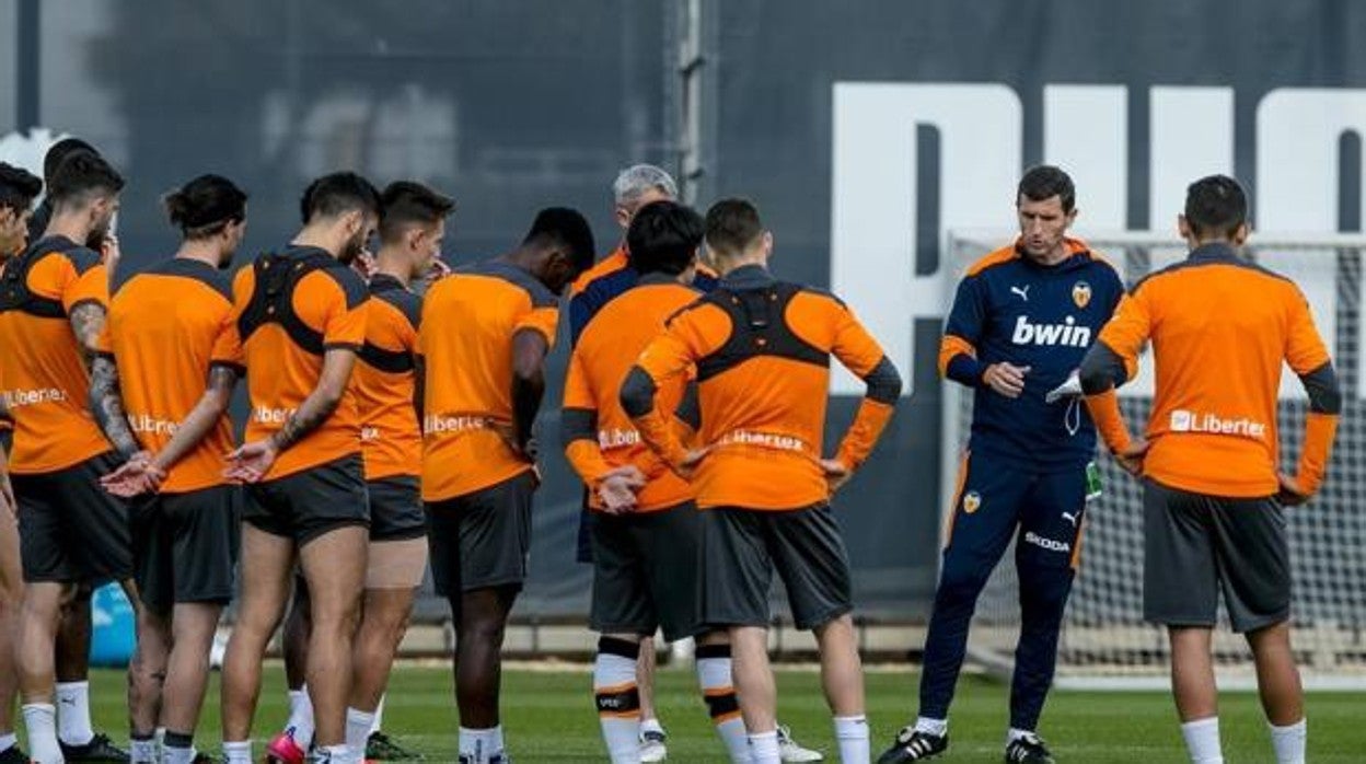 Javi Gracia, con sus futbolistas, en un entrenamiento del Valencia