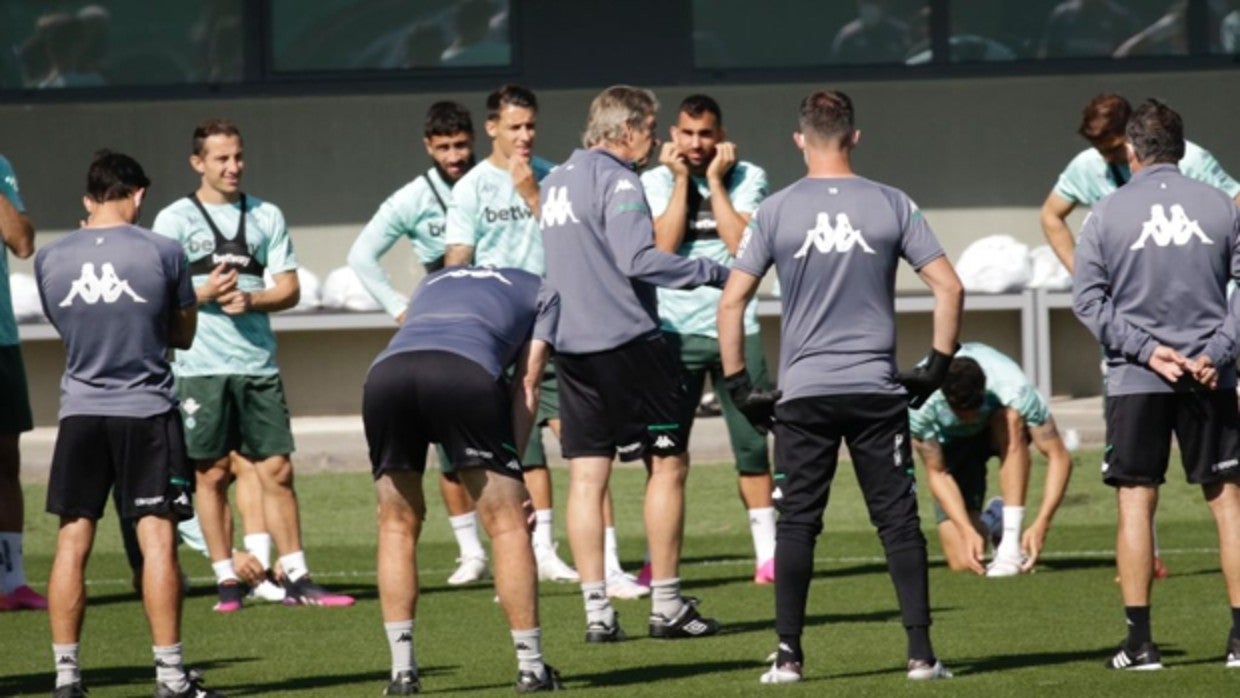 Pellegrini se dirige a los suyos en el entreno de este martes