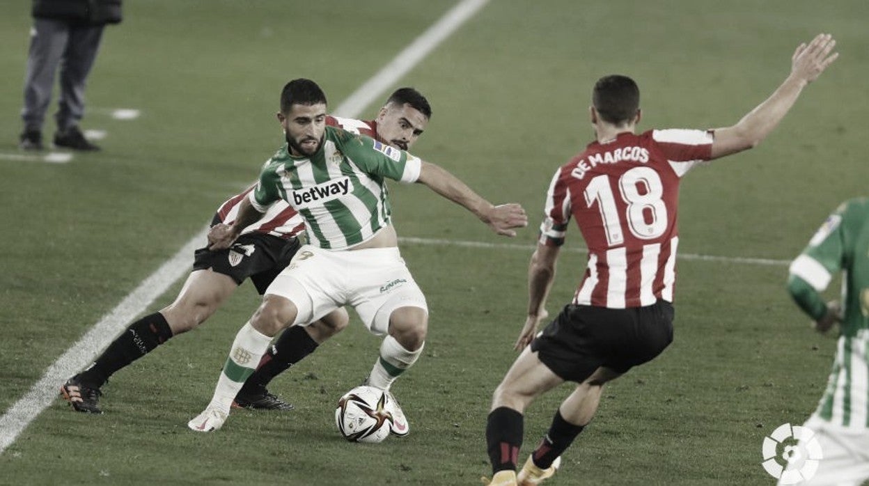 Fekir avanza agarrado en el Betis - Athletic de la Copa del Rey