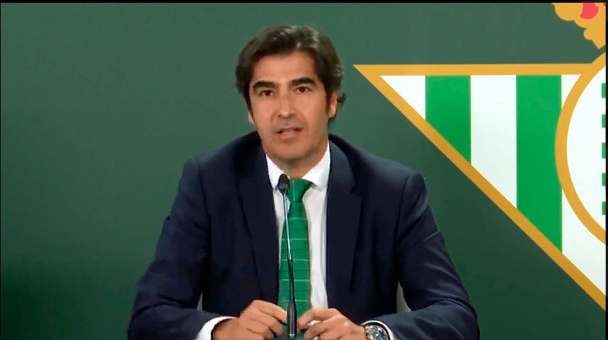 Ángel Haro, presidente del Betis, durante su intervención en la rueda de prensa junto a Javier Tebas