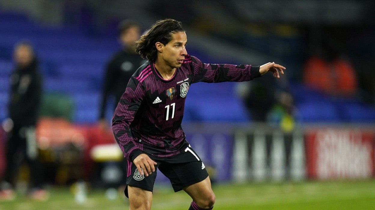 Lainez en un partido de México