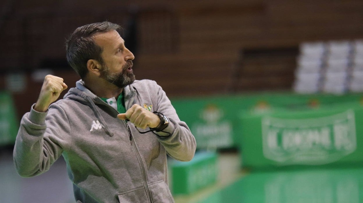 Joan Plaza, dando indicaciones en un entrenamiento del Coosur Betis