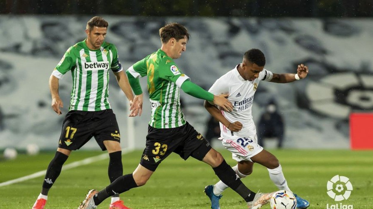 Miranda tapa el desborde de Rodrygo