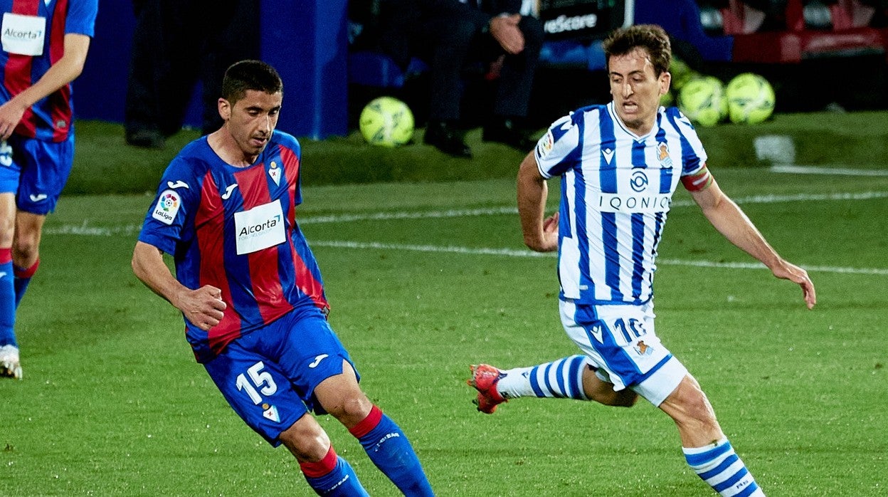 Cote y Oyarzabal, durante el Eibar-Real Sociedad disputado esta noche