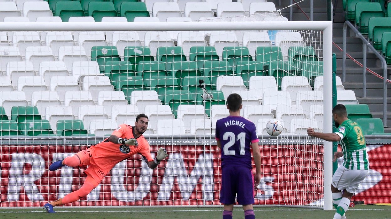 Fekir lanza un penalti durante el Betis-Valladolid jugado en septiembre de 2020
