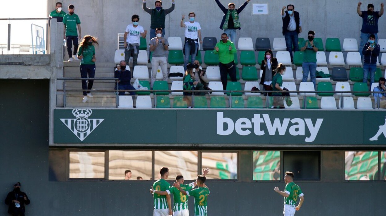Raúl celebra un gol junto a sus compañeros y aficionados en las gradas