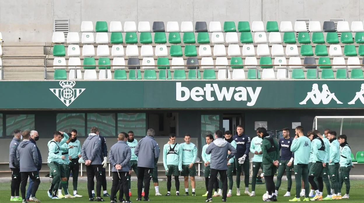 Manuel Pellegrini charla con los jugadores del Real Betis durante un entrenamiento