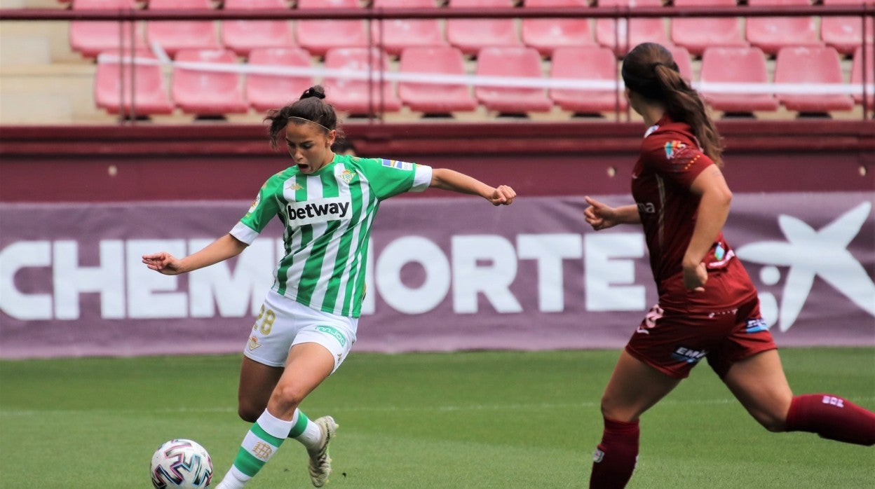 Valle conduce el balón durante el encuentro disputado hoy