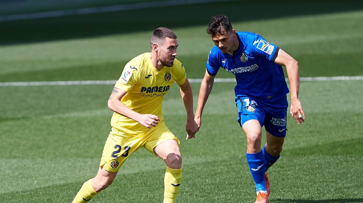 Moi Gómez y Enes Ünal disputan un balón en el Villarreal-Getafe