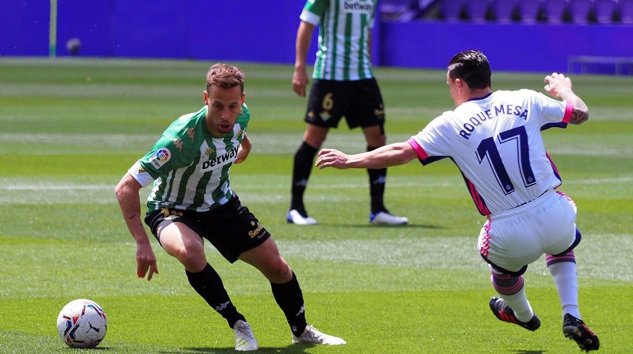 Canales dribla a Roque Mesa durante el Valladolid - Betis de la última jornada