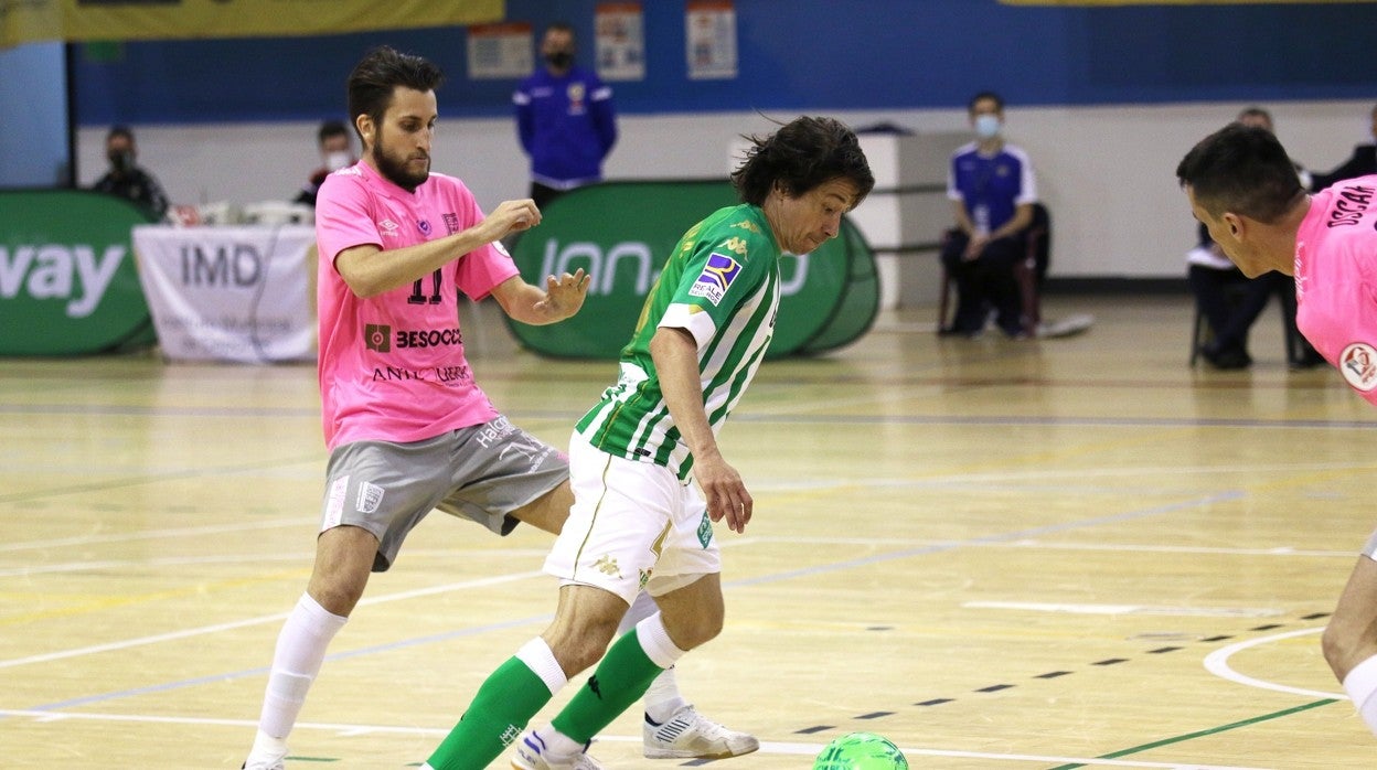 Chaguinha protege un balón ante un rival en el Betis Futsal - Uma Antequera