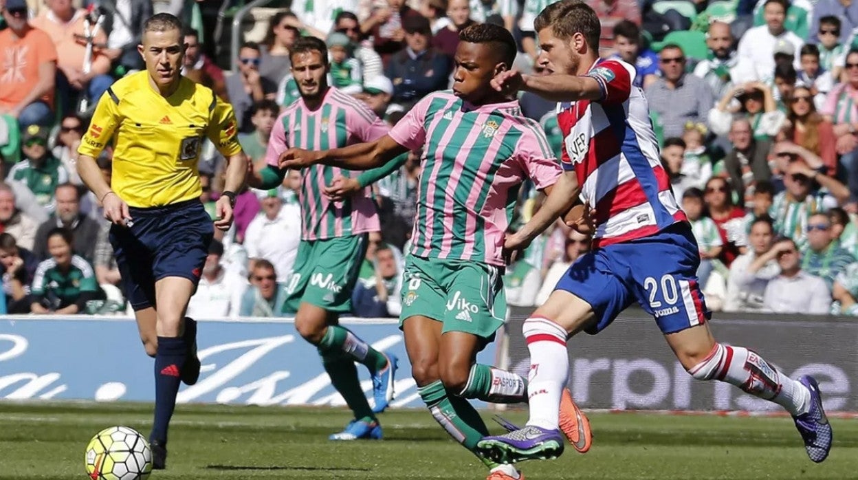 Musonda avanza ante Rubén Pérez en el Betis - Granada de 2016